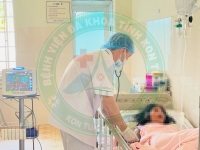 Nhân viên y tế chăm sóc người bệnh theo dõi bệnh Dại tại Khoa Y học nhiệt đới, Bệnh viện đa khoa tỉnh