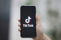 Nhiều người trẻ sử dụng TikTok 2-3 tiếng mỗi ngày. Ảnh: Hữu Chánh