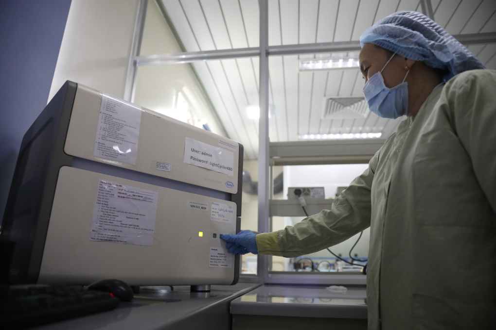 Kỹ thuật viên giải trình tự gene virus tại Bệnh viện Bệnh Nhiệt đới TP HCM. Ảnh: Quỳnh Trần