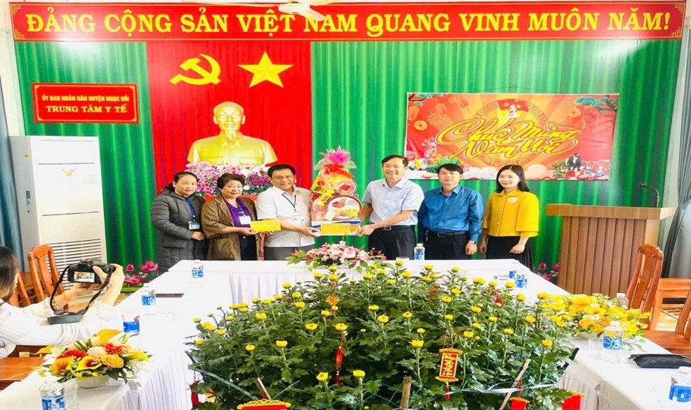 Ông Phạm Hải Châu, Phó Bí thư thường trực Huyện ủy tặng quà cho Trung tâm Y tế nhân dịp tết Nguyên đán Ất Tỵ 2025